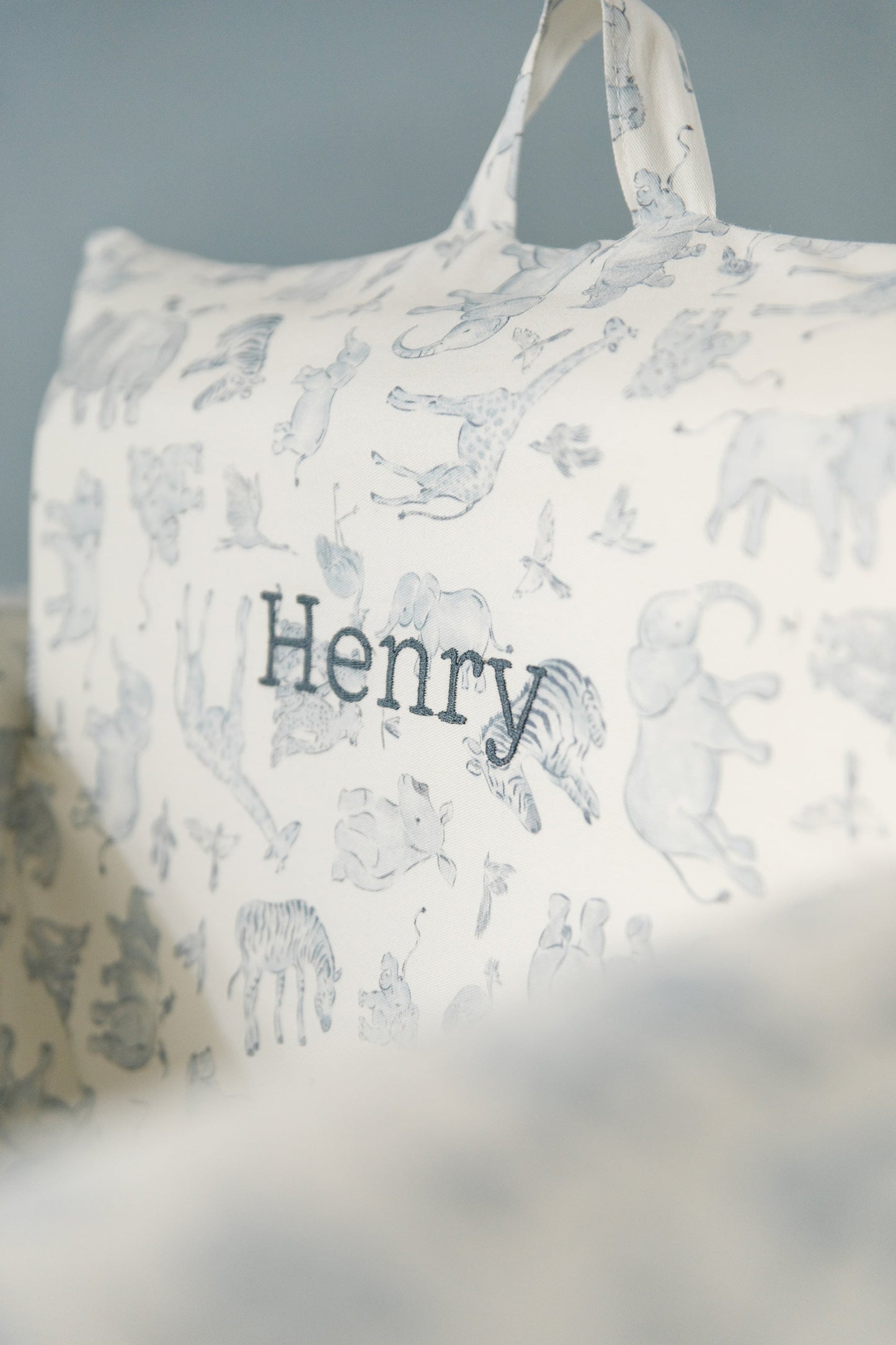 Le fauteuil Hug Mini en sergé