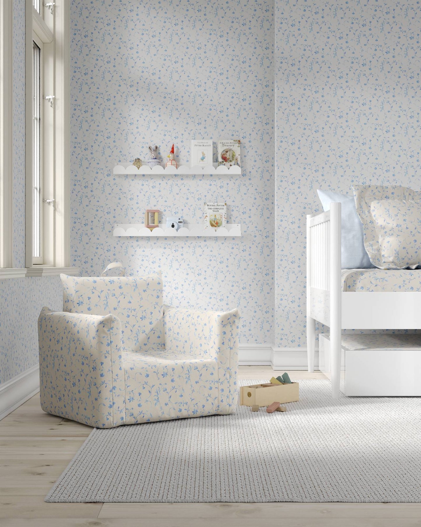 Le fauteuil Hug Mini en bleu botanique