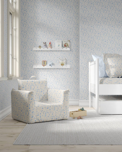 Le fauteuil Hug Mini en bleu botanique