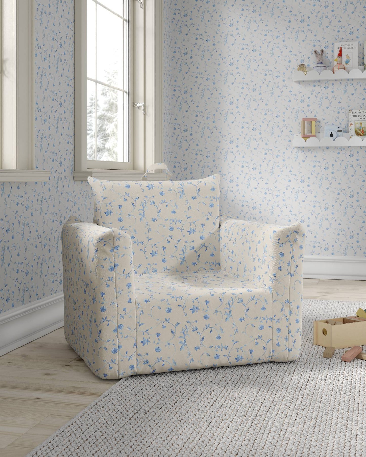 Le fauteuil Hug Mini en bleu botanique