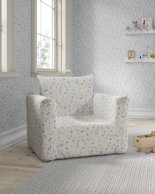Le fauteuil Hug Mini en bleu botanique