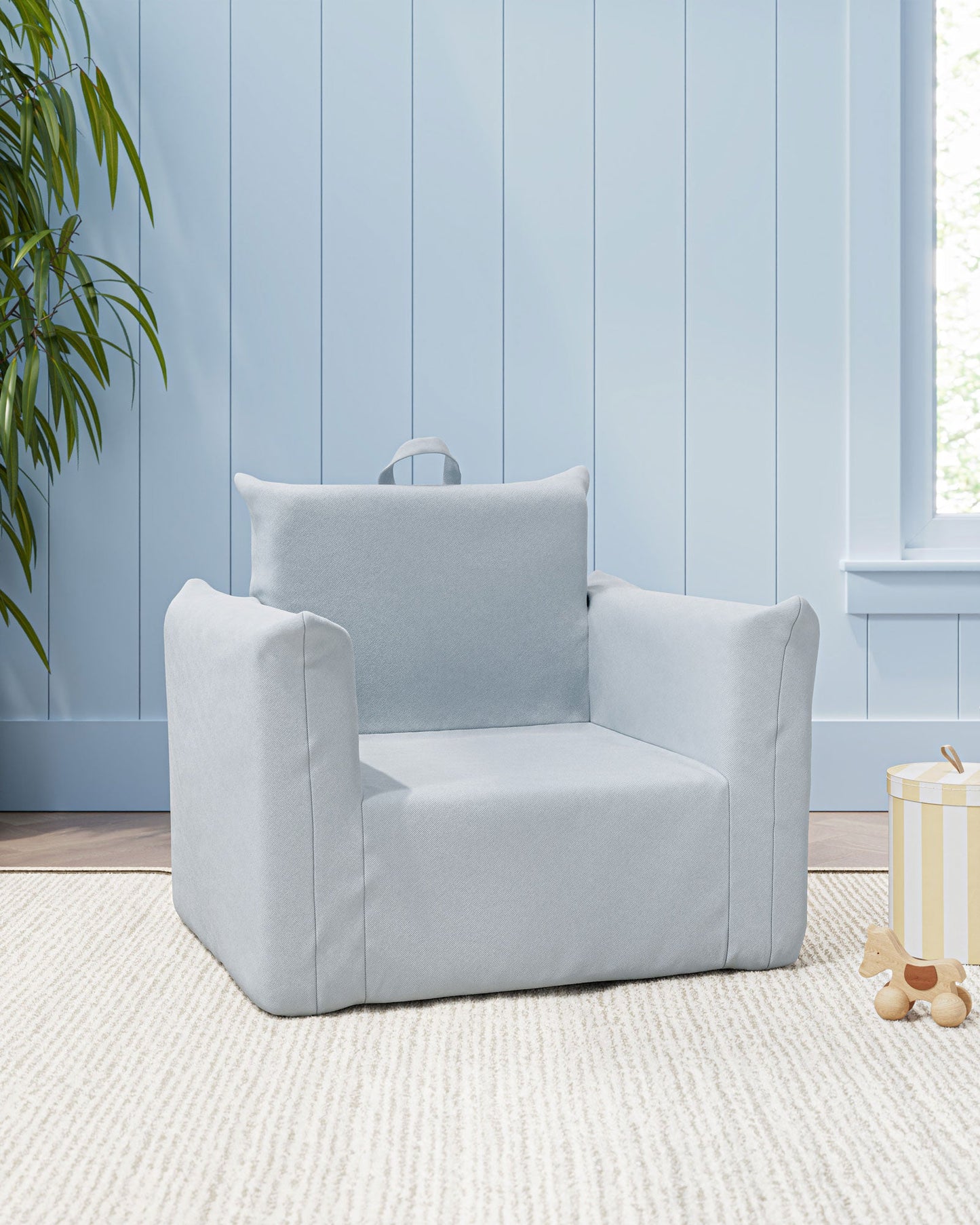 Le fauteuil Hug Mini en sergé