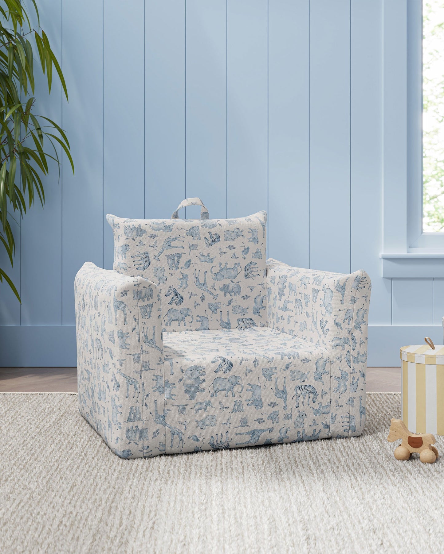 Le fauteuil Hug Mini en sergé