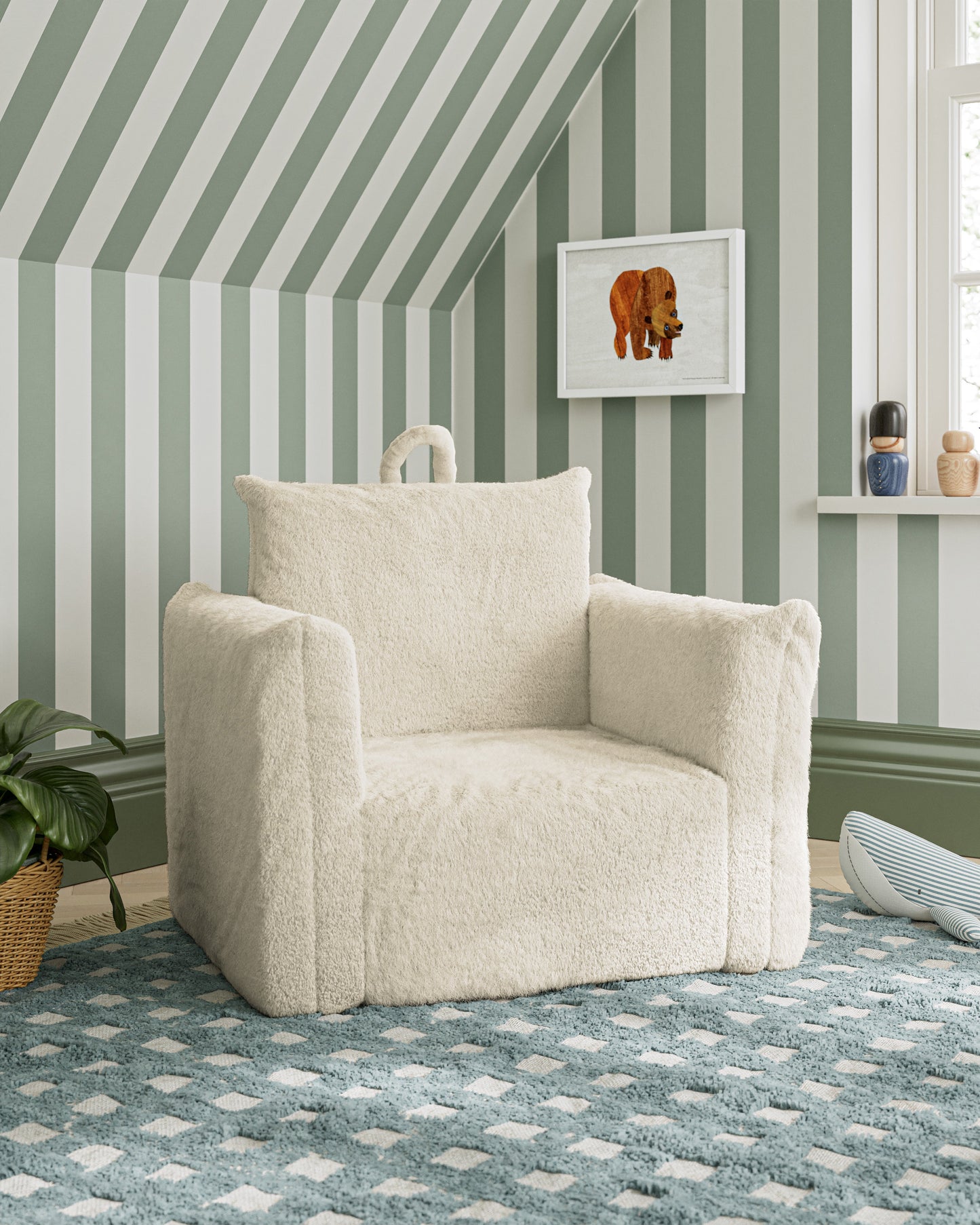 Le fauteuil Hug Mini en fausse fourrure