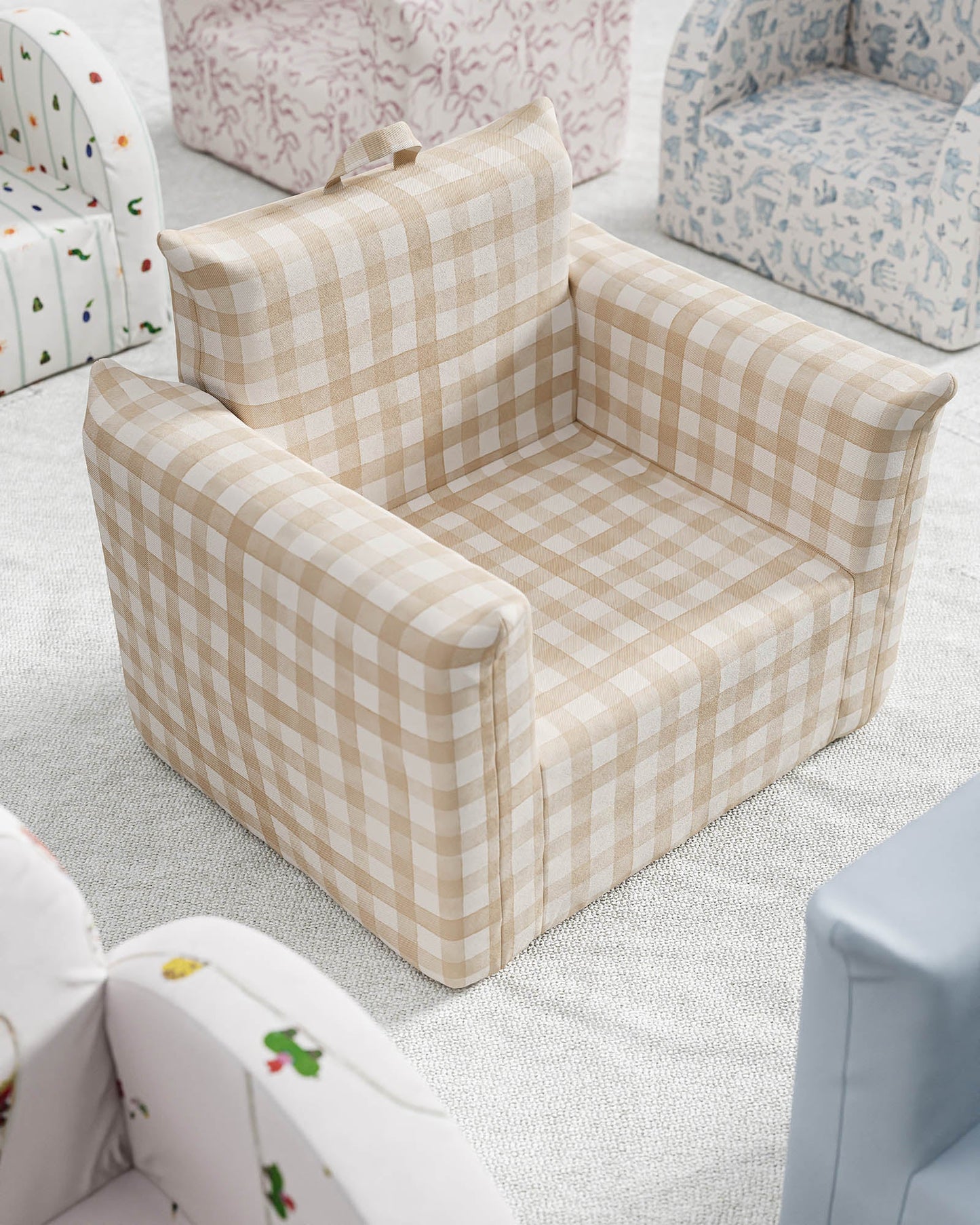 Le fauteuil Hug Mini en sergé