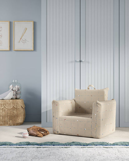 Le fauteuil Hug Mini en sergé