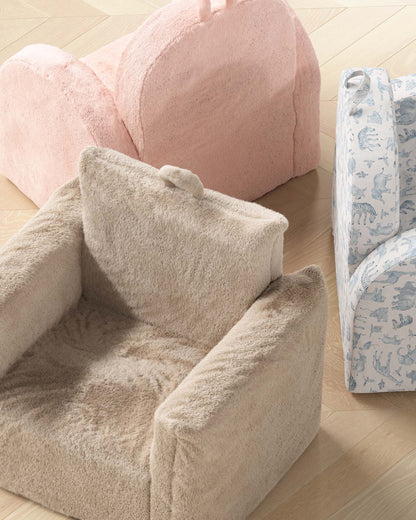 Le fauteuil Hug Mini en fausse fourrure