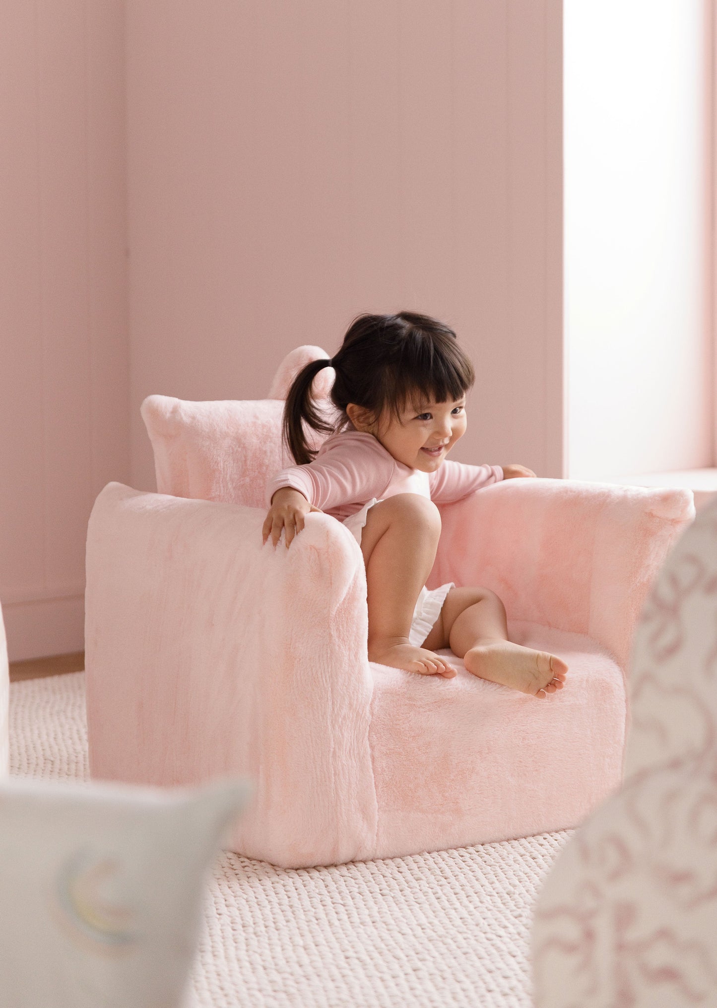 Le fauteuil Hug Mini en fausse fourrure