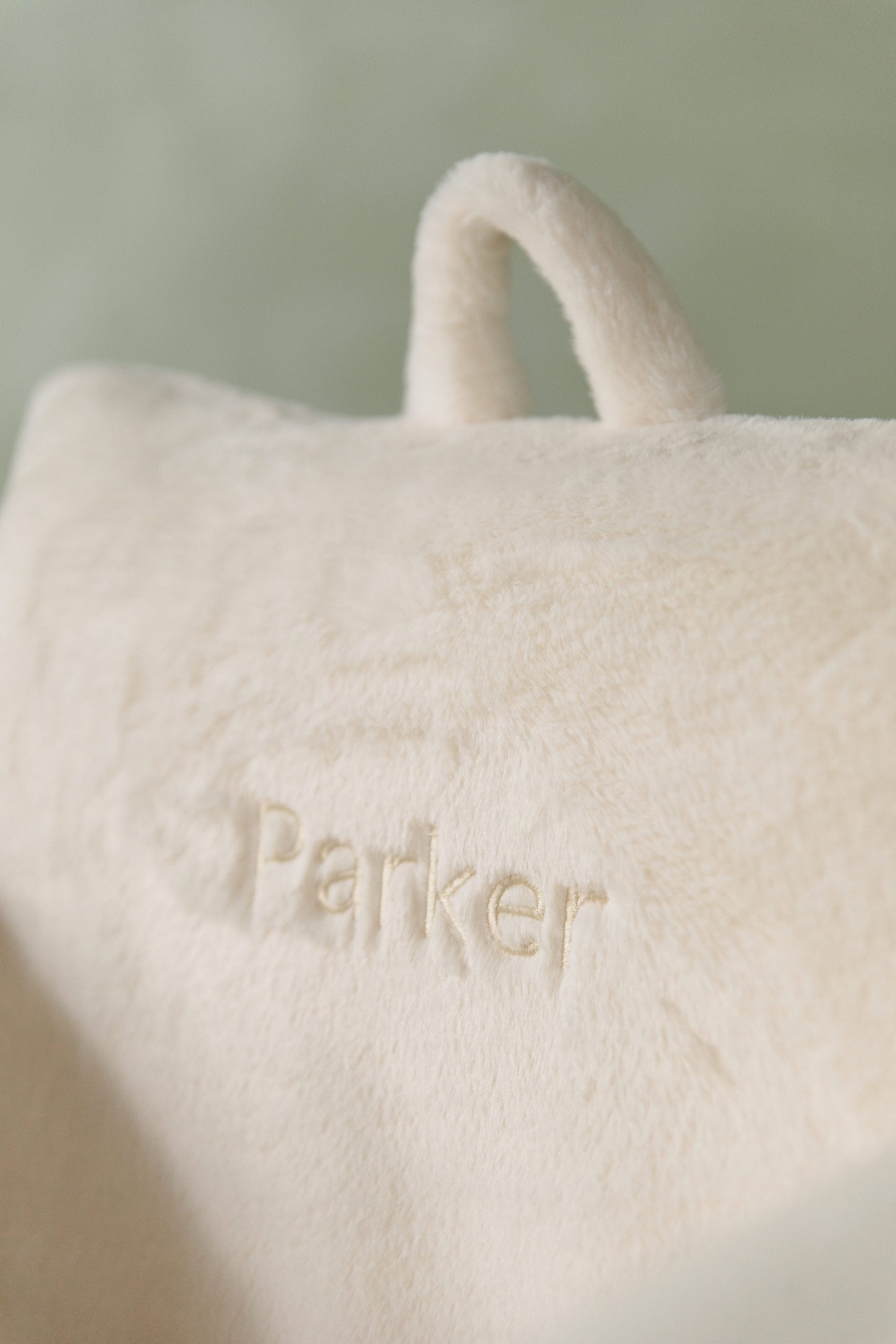 Le fauteuil Hug Mini en fausse fourrure