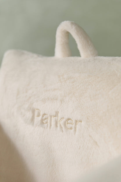 Le fauteuil Hug Mini en fausse fourrure