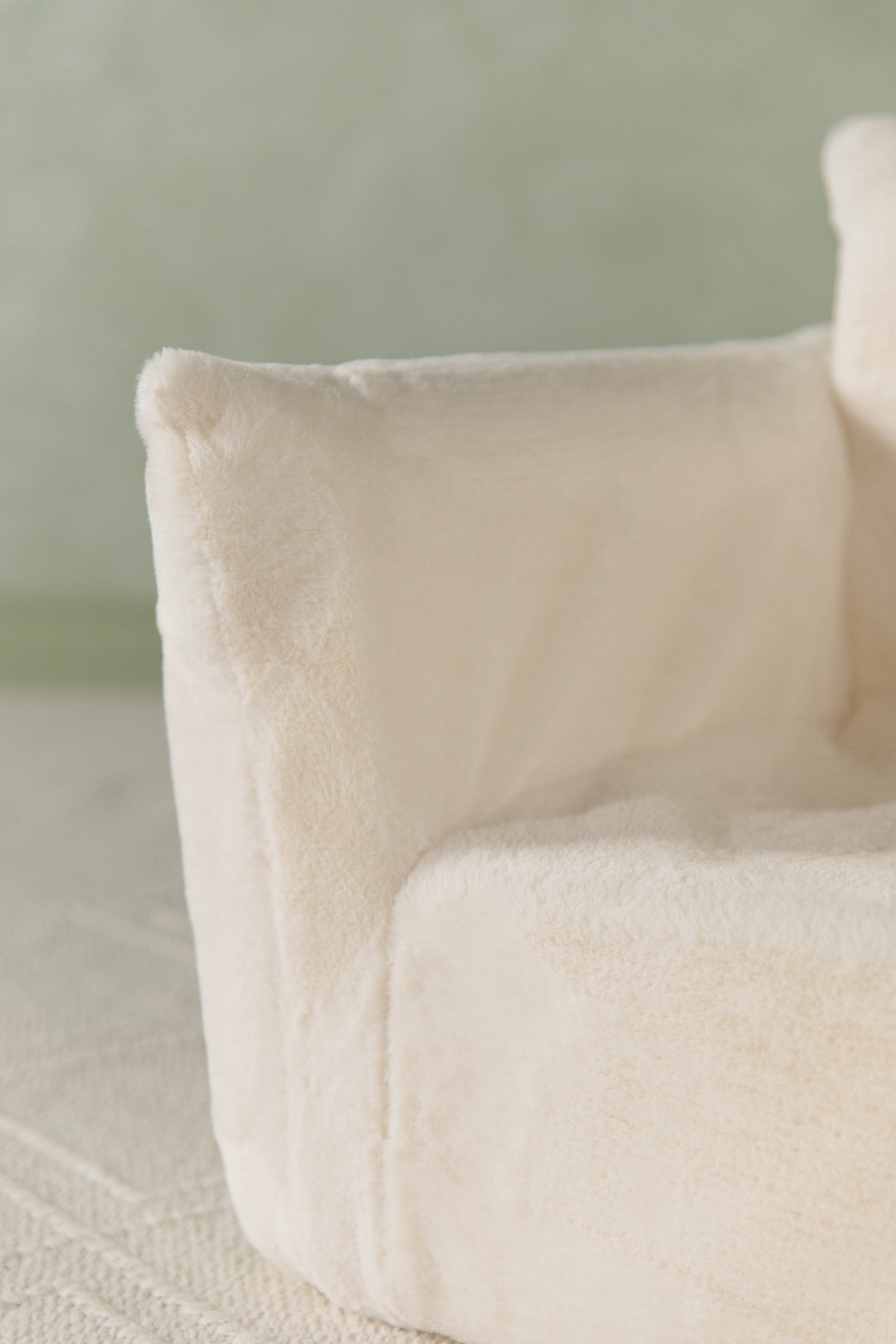 Le fauteuil Hug Mini en fausse fourrure