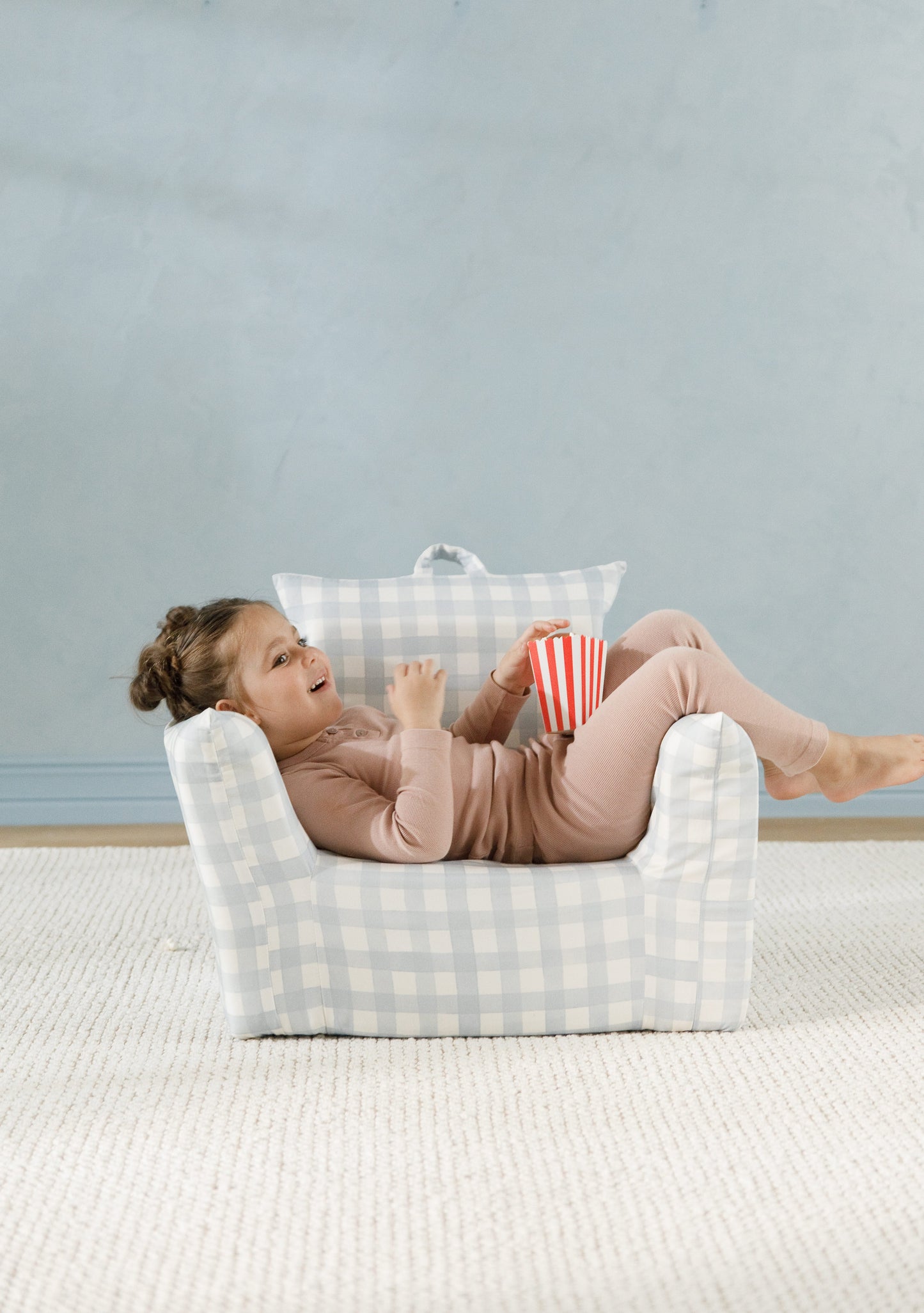 Le fauteuil Hug Mini en sergé