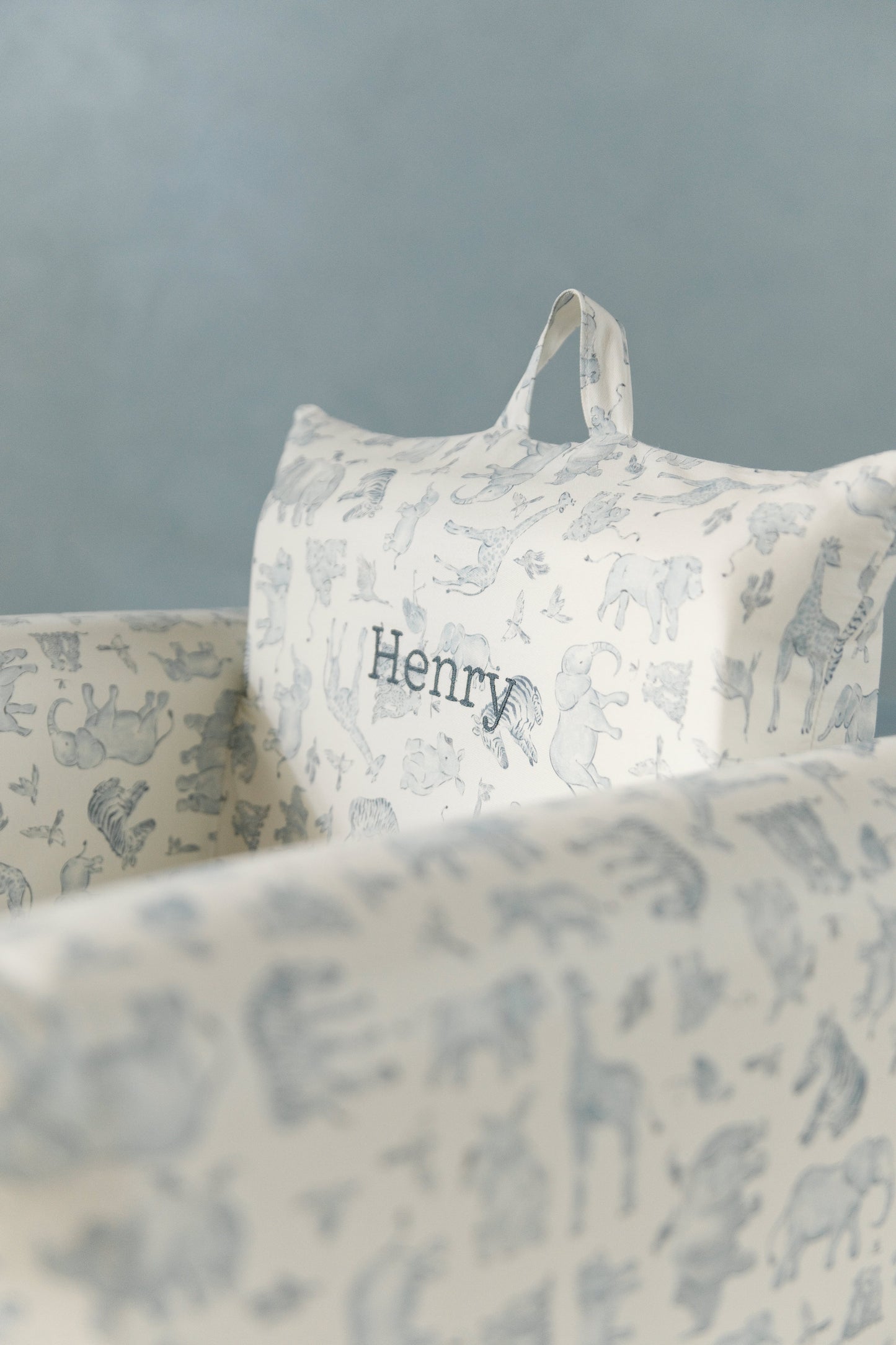 Le fauteuil Hug Mini en sergé