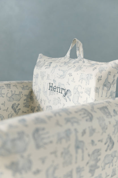 Le fauteuil Hug Mini en sergé