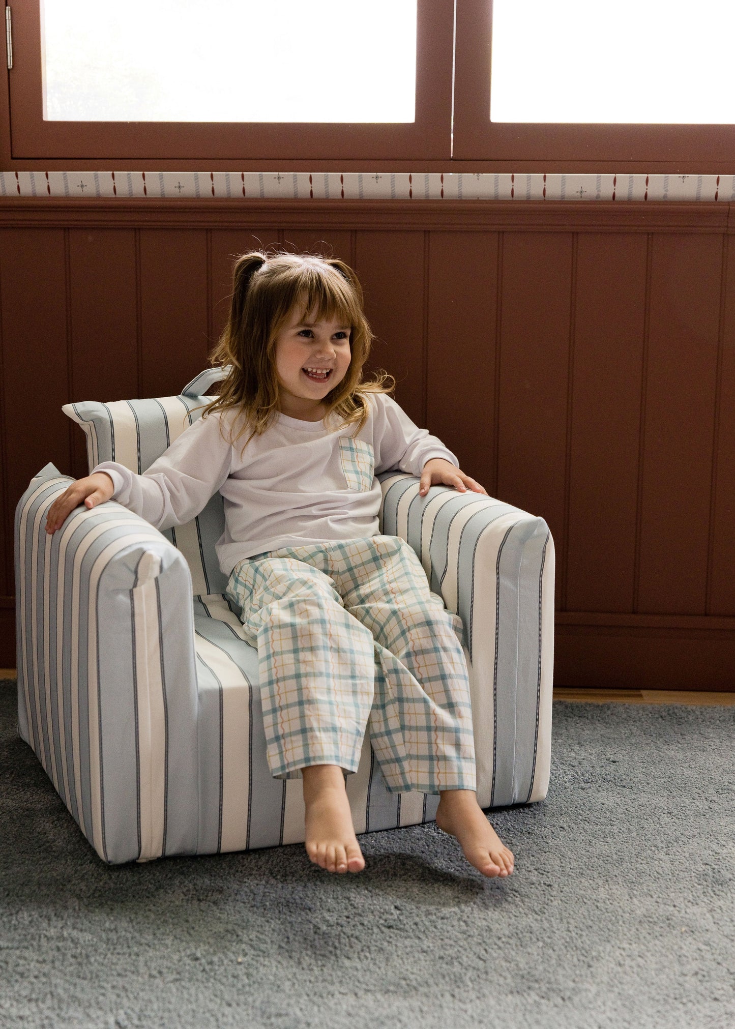 Le fauteuil Hug Mini en sergé