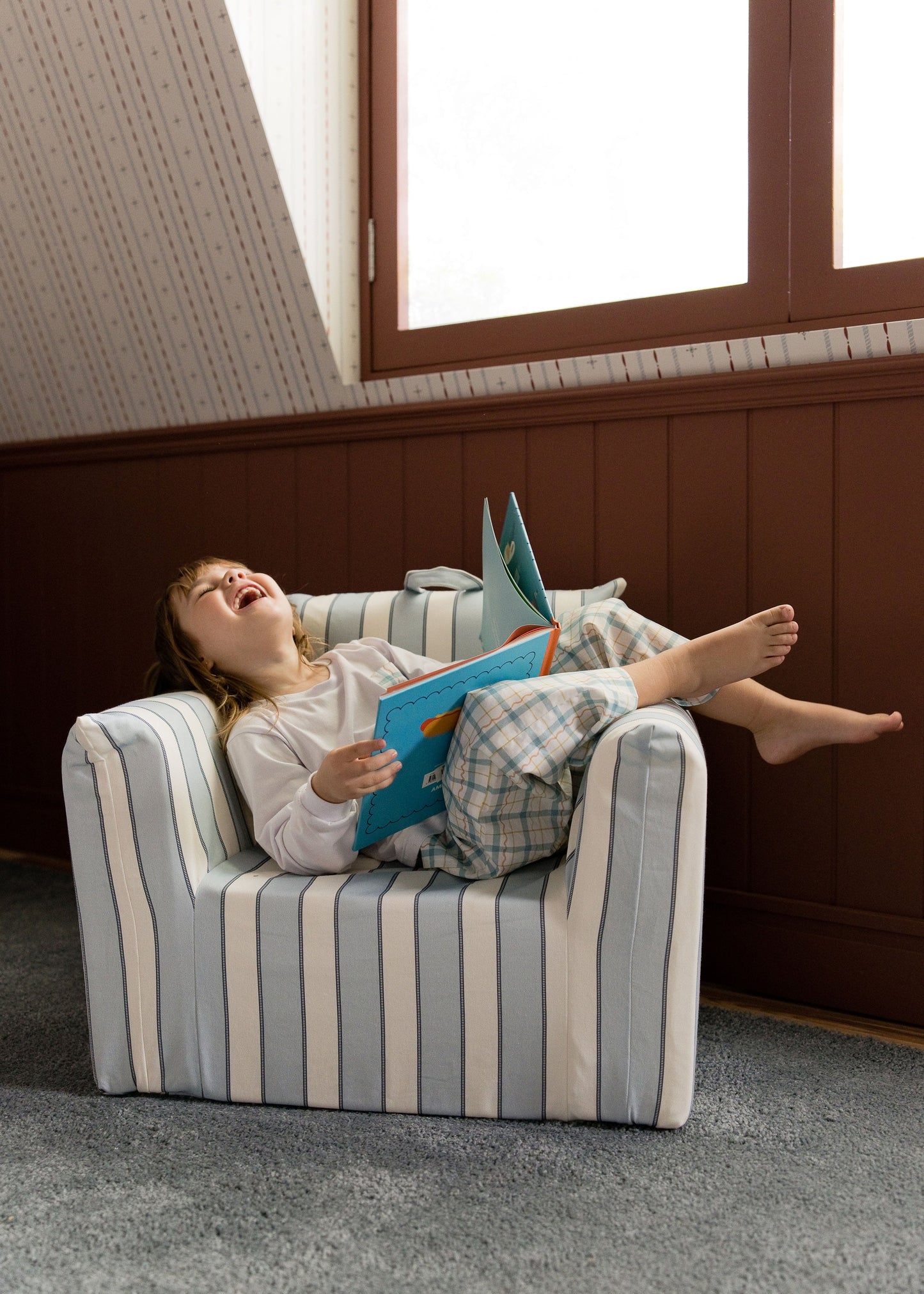 Le fauteuil Hug Mini en sergé