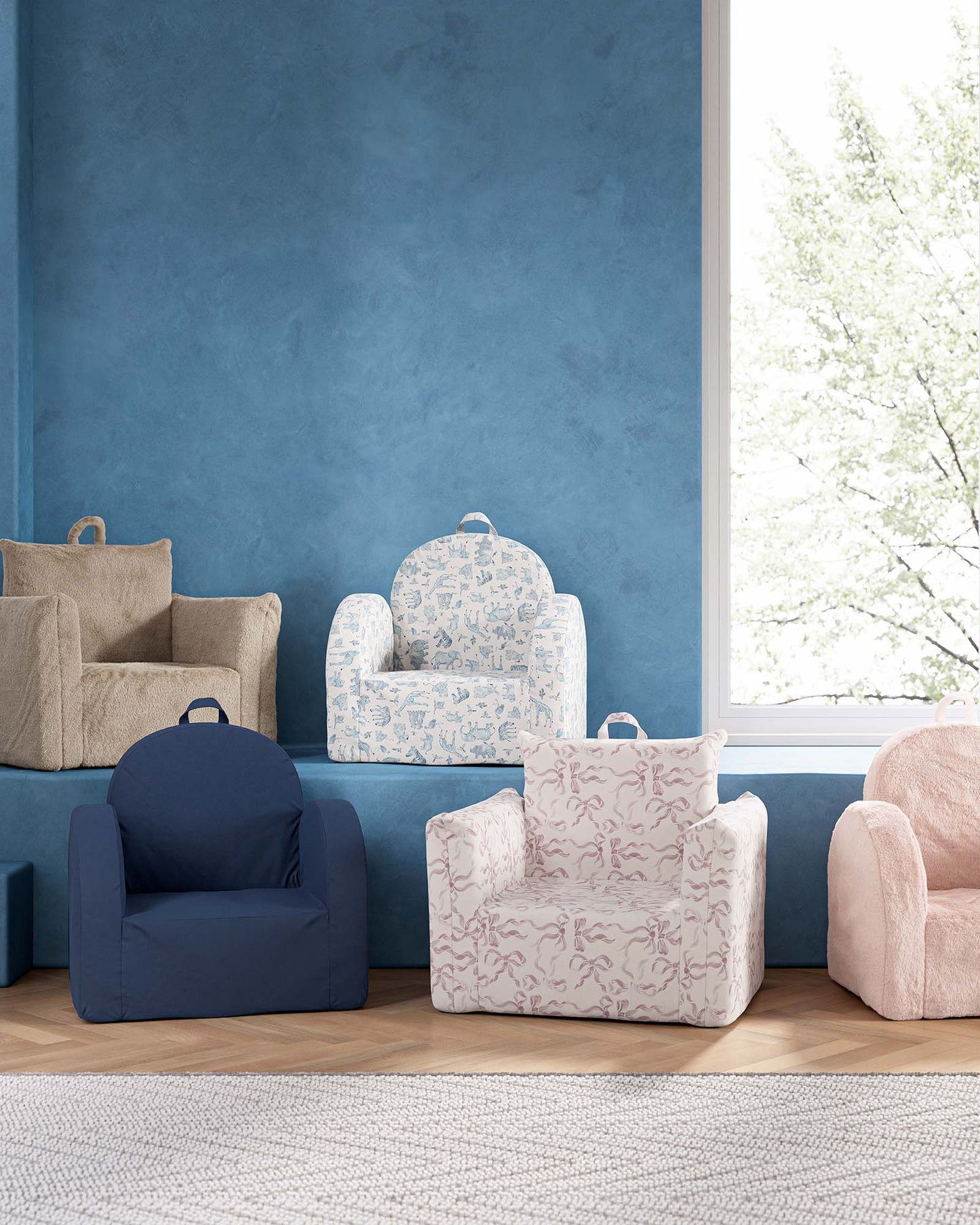 Le fauteuil Hug Mini en sergé