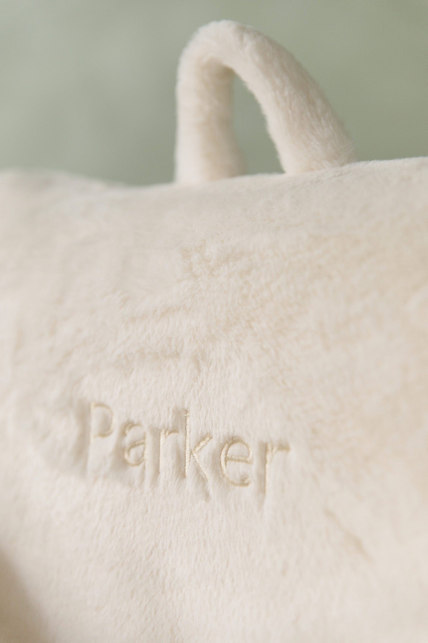 Le fauteuil Hug Mini en fausse fourrure