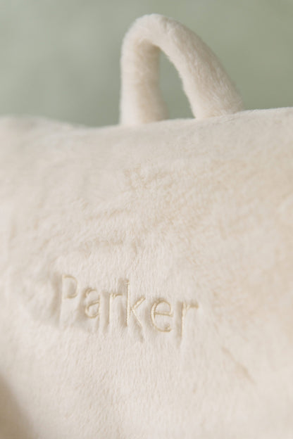 Le fauteuil Hug Mini en fausse fourrure