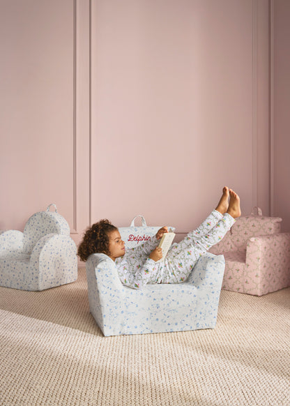 Le fauteuil Hug Mini en bleu botanique