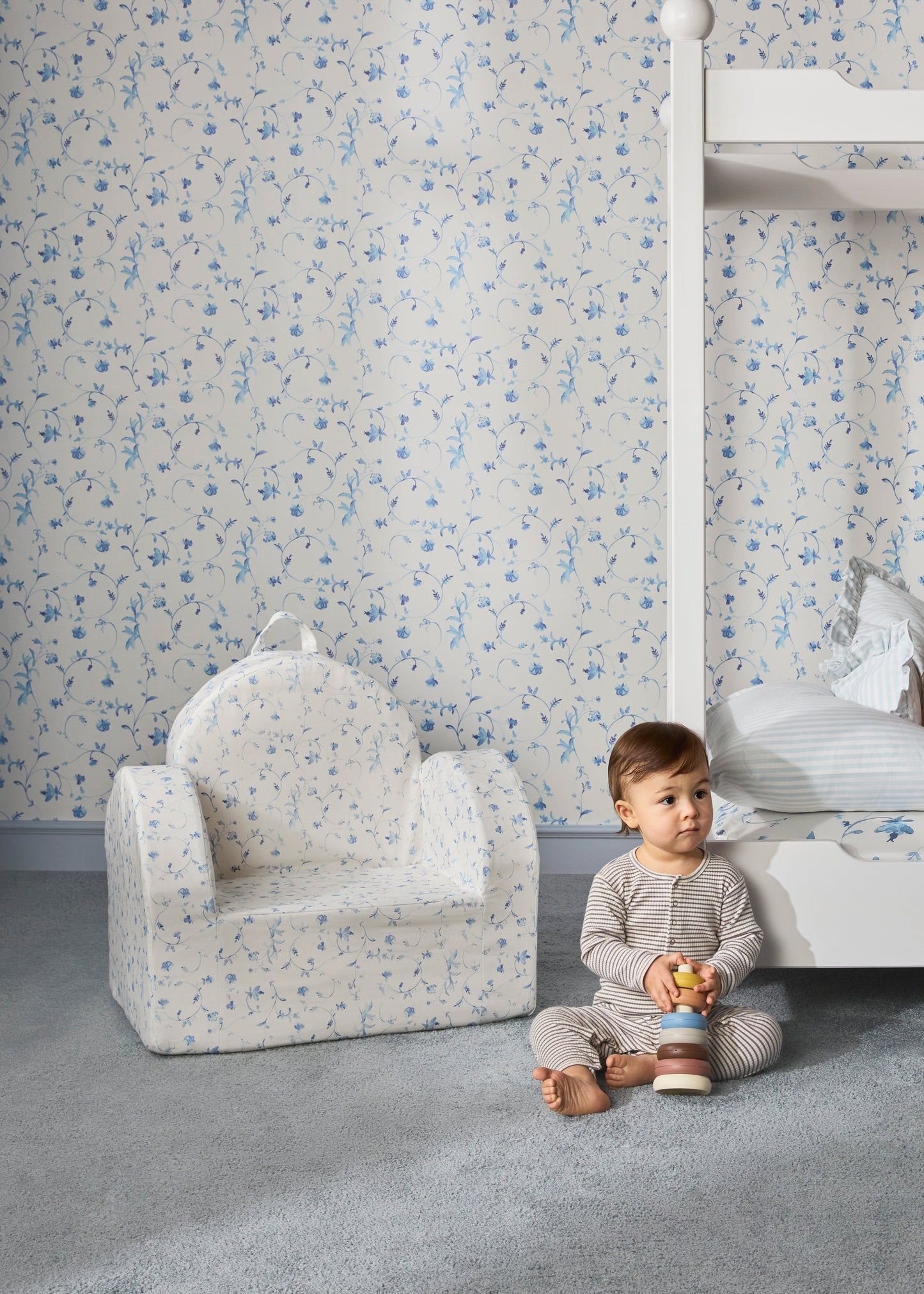 La mini-chaise Hop en bleu botanique