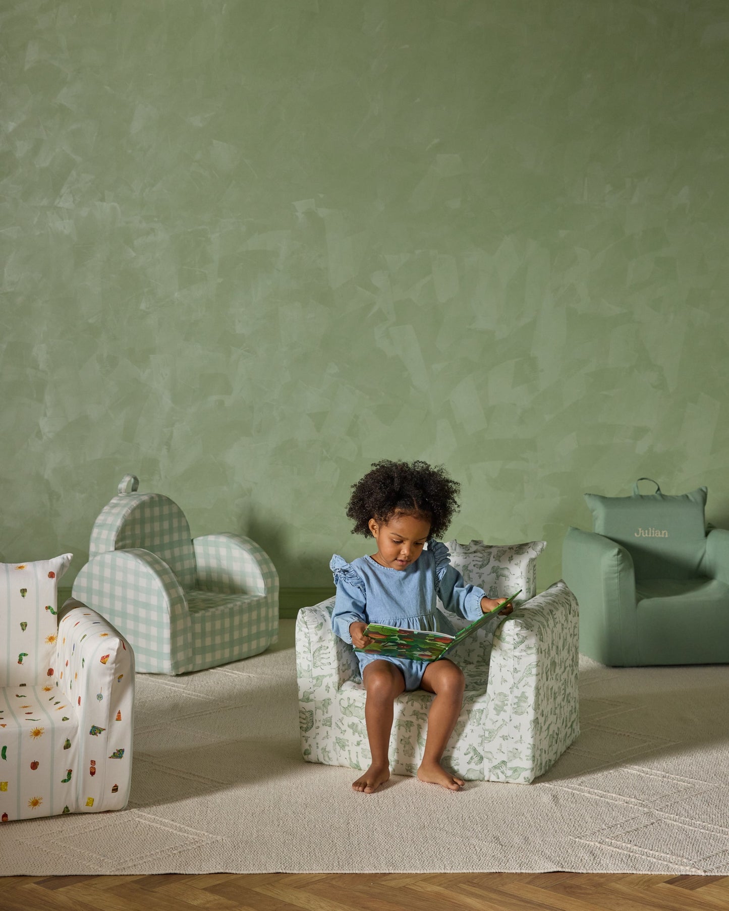 Le fauteuil Hug Mini en sergé