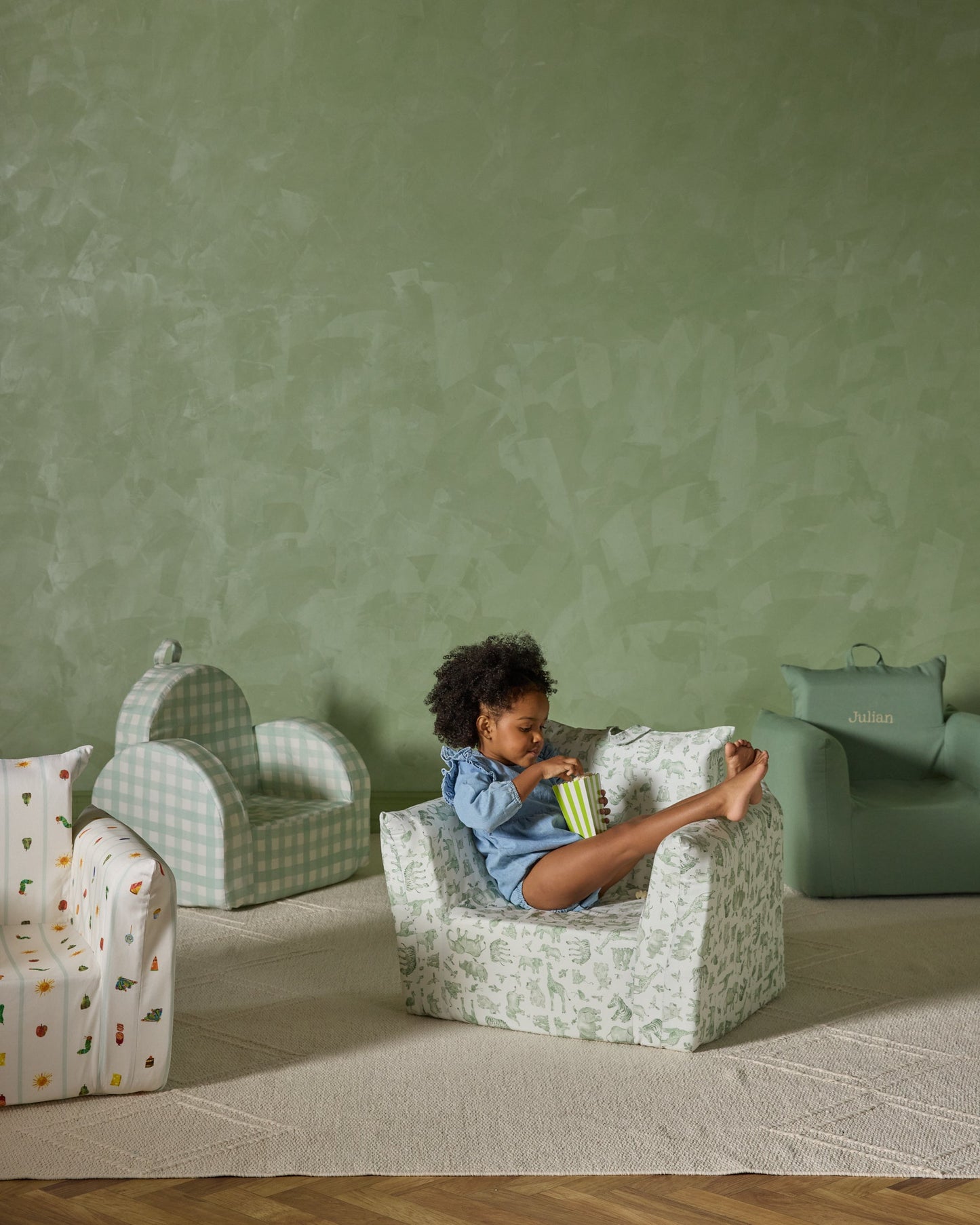 Le fauteuil Hug Mini en sergé