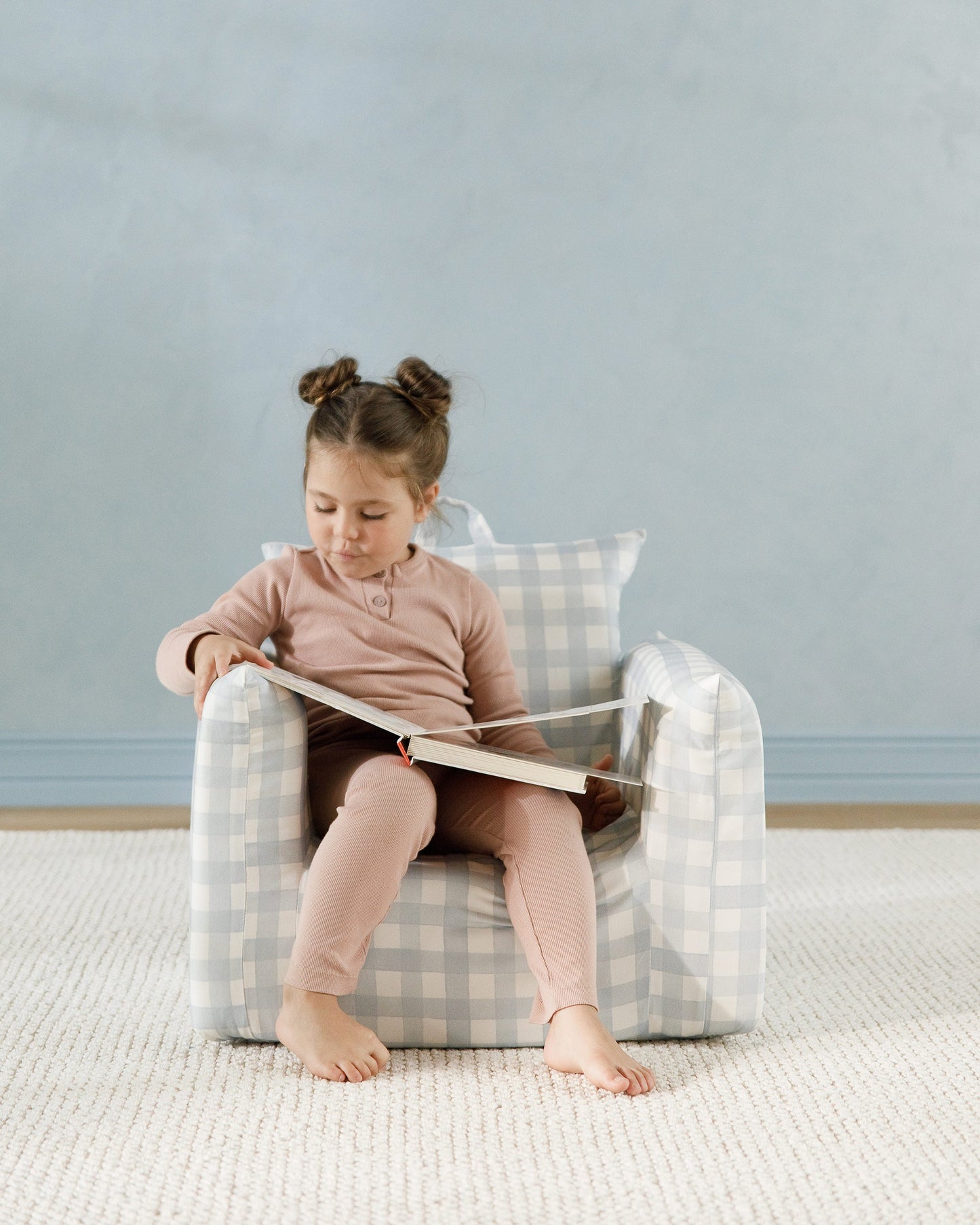 Le fauteuil Hug Mini en sergé