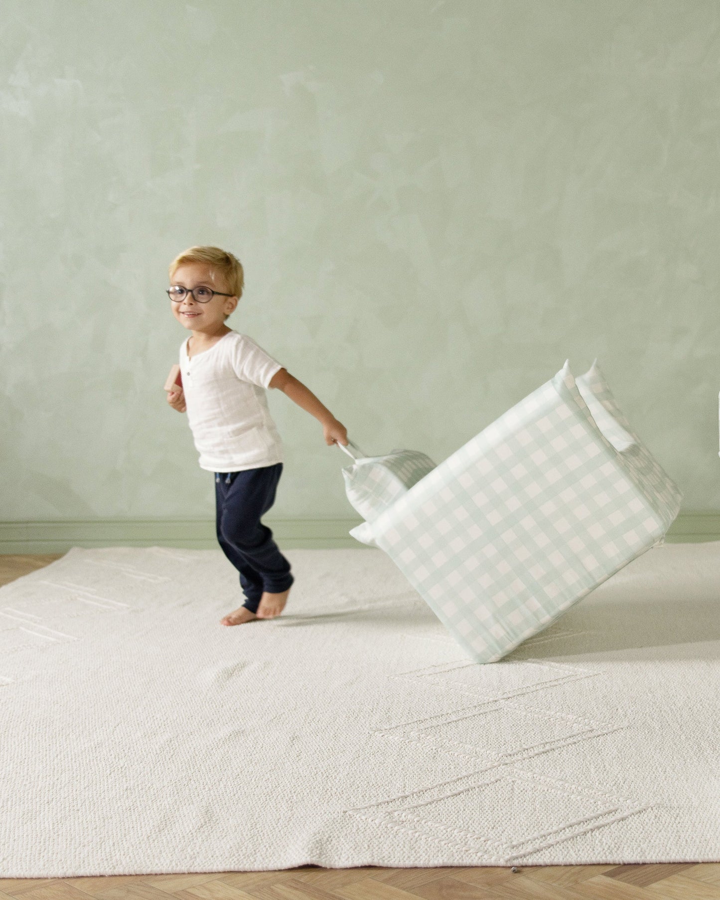 Le fauteuil Hug Mini en sergé