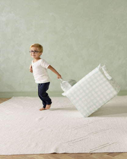 Le fauteuil Hug Mini en sergé